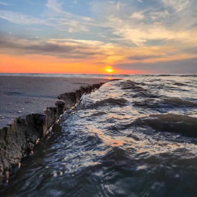 Strand, water en zon in 😍 De Panne 🏖 ontdekdepanne.be

#depanne #lapanne #beautiful #belgischekust #awesome #sunset #sunsetlovers #belgischekust #dekust #loveit #photooftheday #photography #photo #strand #zee #zonsondergang #vakantie #vlaamsekust